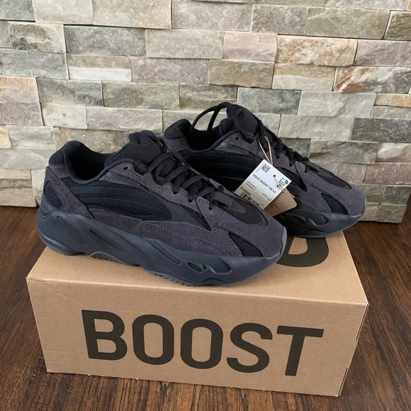 YEEZY BOOST 700 V2 - Picture 3 of 6